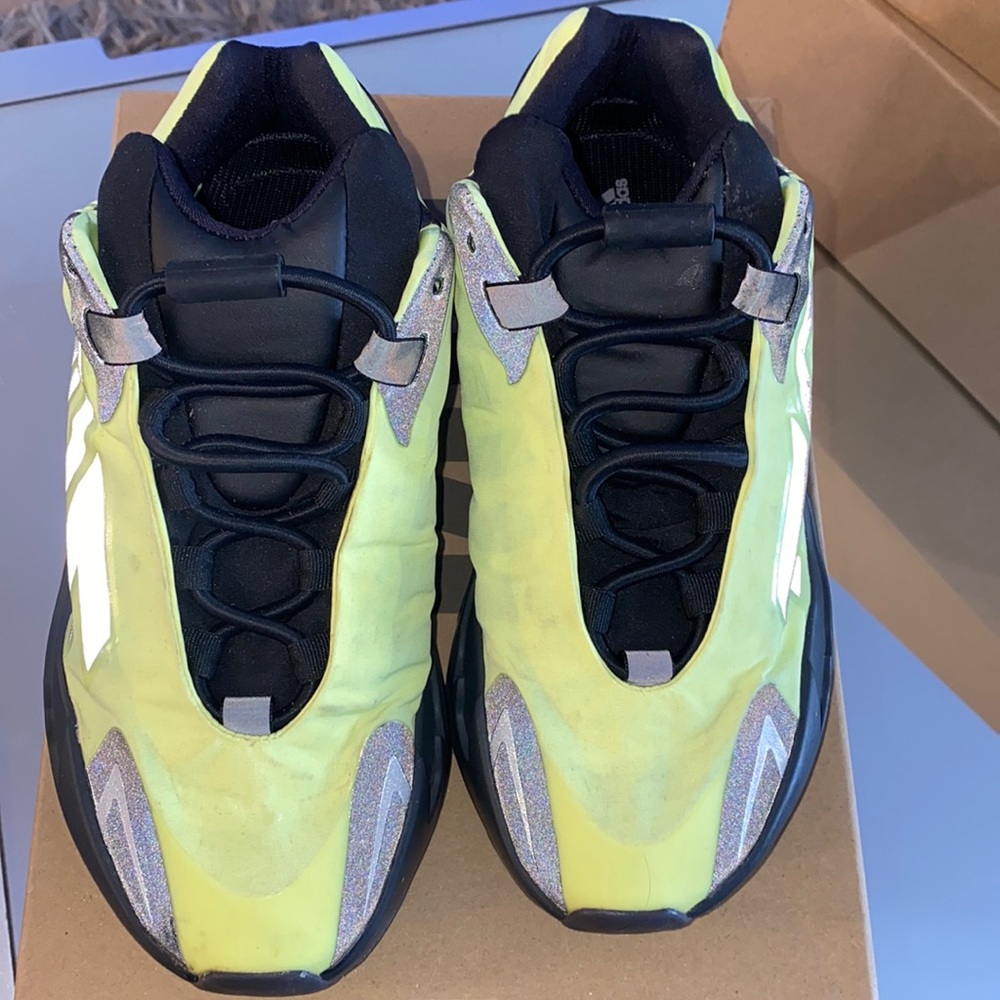 YEEZY 700 MNVN